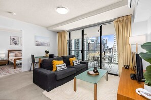 TV, offices - 1-Bed Brisbane City Centre with Pool, BBQ & Gym (Brisbane City)