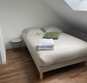 1 dormitorio, tabla de planchar con plancha, wifi y ropa de cama