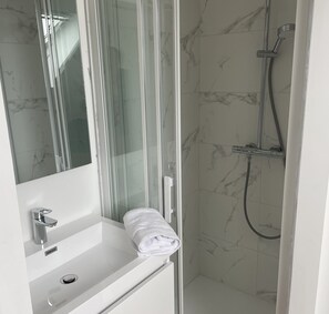 Shower, hair dryer, towels - Poulorio 13 proche gare ★ T2 ★ Dernier Etage * By Locly * (Lorient)