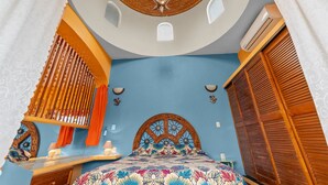 A bedroom with a curved ceiling, a bed with a decorative headboard, a wooden wardrobe, and a window with blinds. - Golden Zone 2/2 w Pool & Patio (5 Blocks to Beach) (Bucerías)