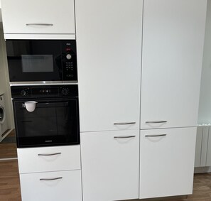 Frigorífico, microondas, horno y placa de cocina