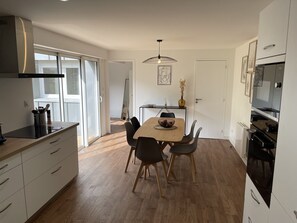 Fridge, microwave, oven, stovetop - LE POULORIO TERRASSE - T3 RDC - 2 salles de douches * ByLocly * (Lorient)