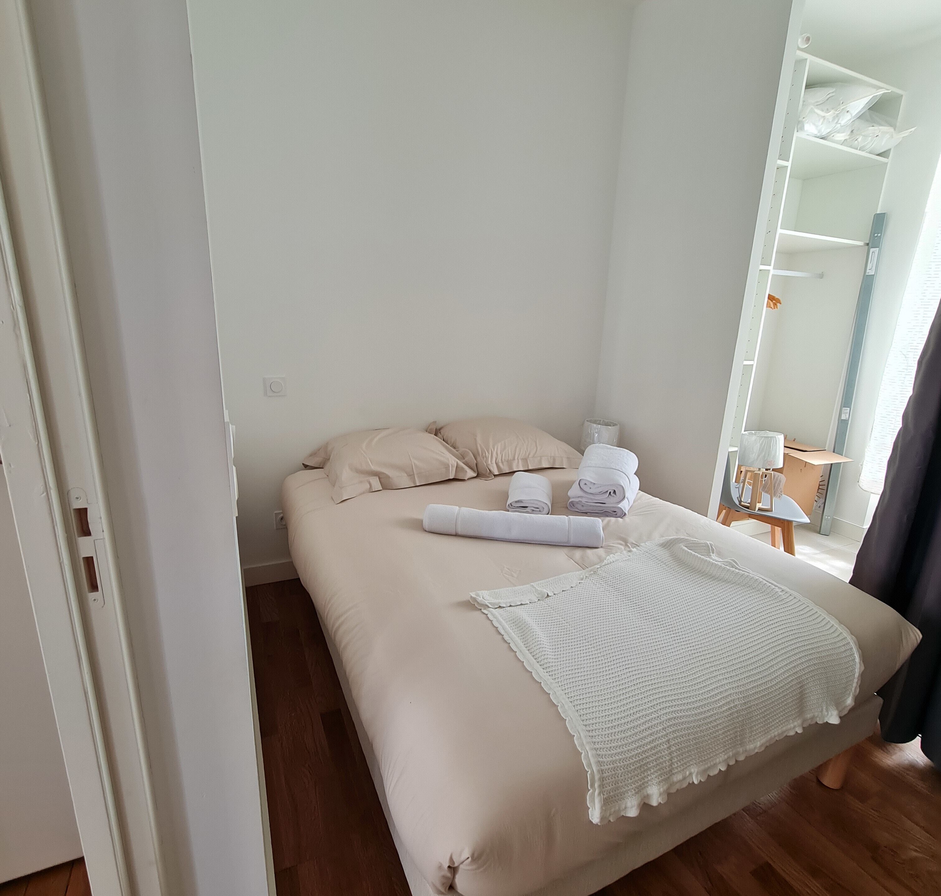 2 habitaciones, tabla de planchar con plancha y ropa de cama 