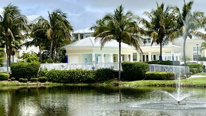 A waterfront hotel with a pool, palm trees, and a fountain. - 5 Star Resort Style Luxury Condo top floor bay views 3 miles to Beach (Bradenton)