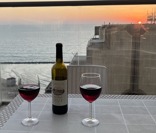 Luxury Beach Condo Netanya- 5 Minutes walk to Kikar, across from Beach Elevator