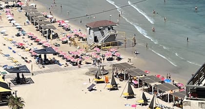 Luxury Beach Condo Netanya- 5 Minutes walk to Kikar, across from Beach Elevator