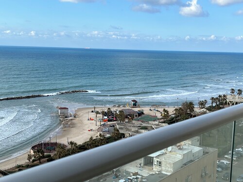Luxury Beach Condo Netanya- 5 Minutes walk to Kikar, across from Beach Elevator
