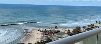 Luxury Beach Condo Netanya- 5 Minutes walk to Kikar, across from Beach Elevator