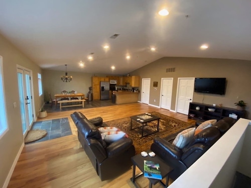 Boulder "CrestHouse" Retreat! w/Garage & Mountain View⛰️Hidden gem close to town