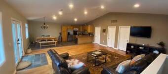 Boulder "CrestHouse" Retreat! w/Garage & Mountain View⛰️Hidden gem close to town