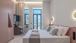 Una habitación de hotel moderna con una cama grande, un escritorio y una televisión.