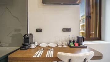 Queen Suite with Spa Bath - City View | Coffee and/or coffee maker