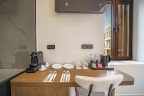 Queen Suite with Spa Bath - City View | Café o cafetera