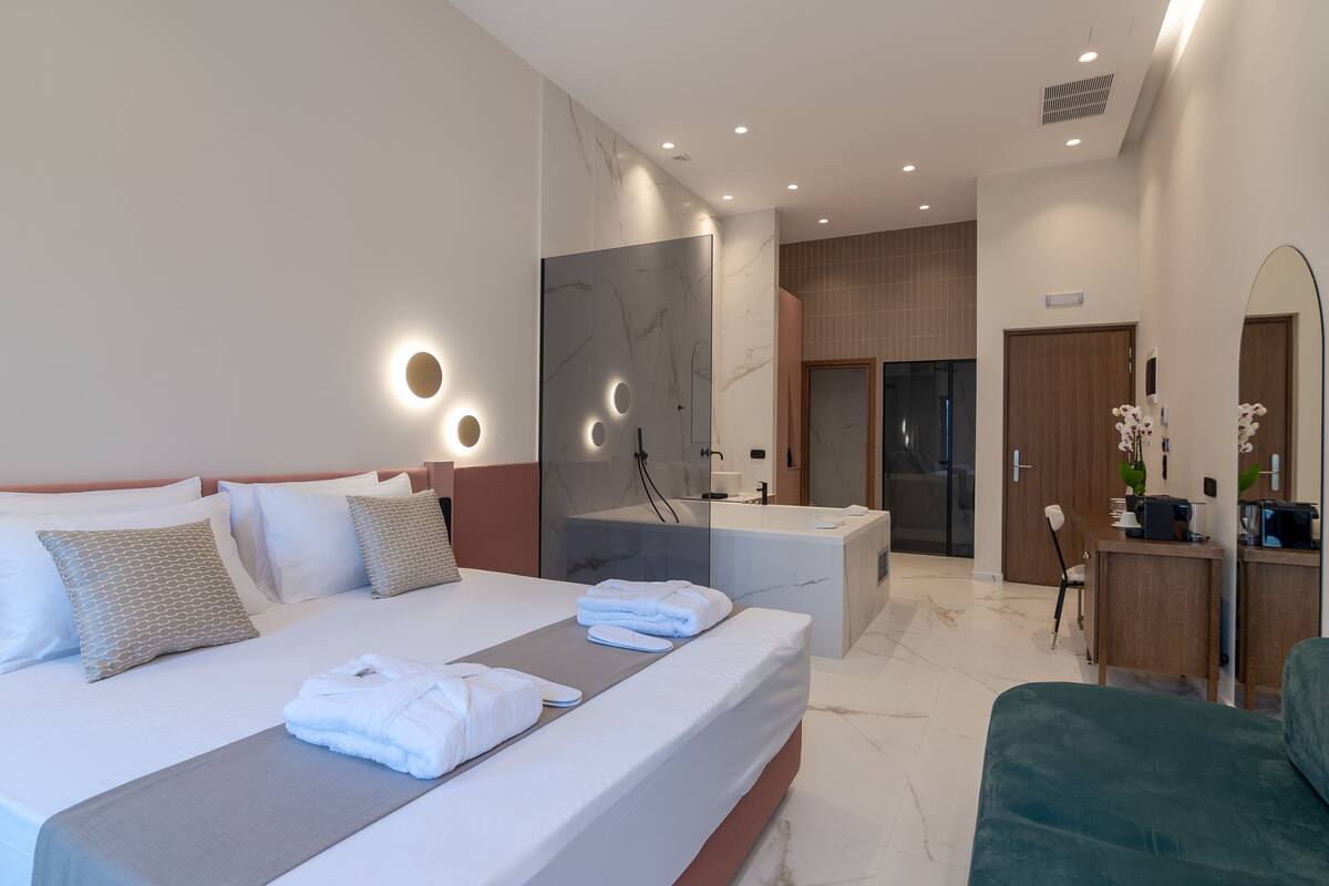 豪華套房, 城市景 (Indoor Jetted Tub) | 1 間睡房、埃及棉床單、高級寢具、羽絨被