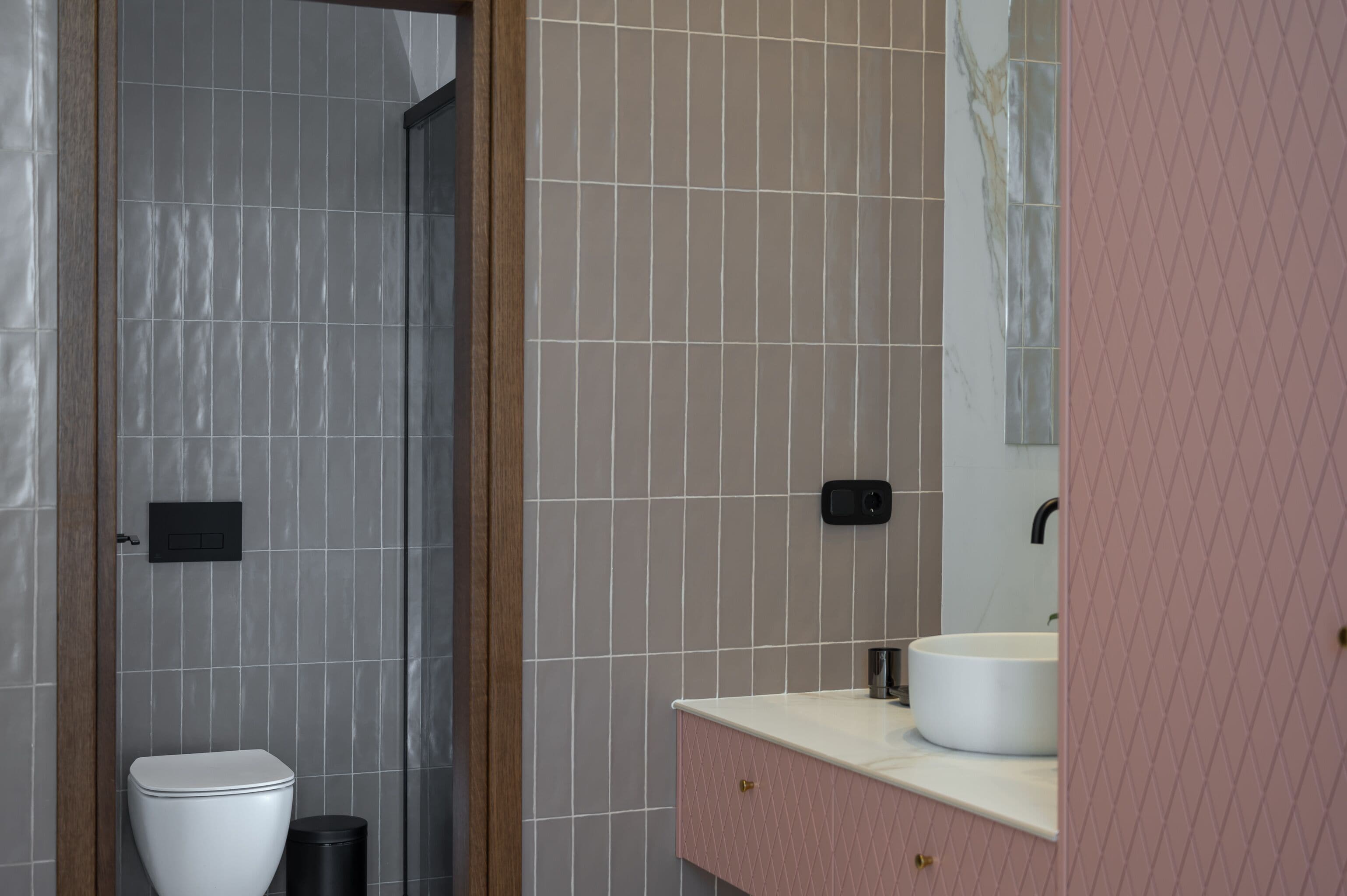 Un baño con inodoro, lavabo y zona de ducha.