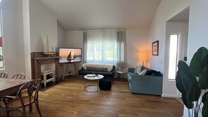 Smart TV, fireplace, books, stereo - Upscale & Hip Home Downtown Two Bedroom (Santa Barbara)