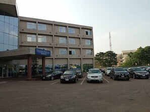 Un edificio de varios pisos con un cartel que dice "Golden Royale Enugu".