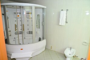 Rainfall showerhead, free toiletries, towels, soap - Golden Royale Hotel (Enugu)