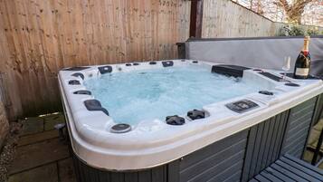 Cottage | Outdoor spa tub