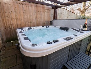 Cottage | Outdoor spa tub - Seamer Manor House (Scarborough)