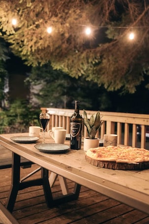 Restaurante al aire libre. Mt Baker Modern Mtn Cabin- Hot tub, EV, Fire pit