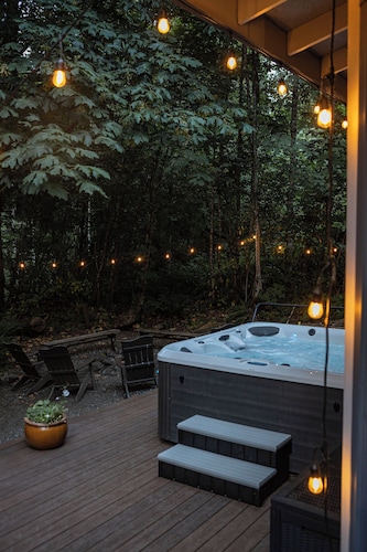 Mt Baker Modern Mtn Cabin- Hot tub, EV, Fire pit