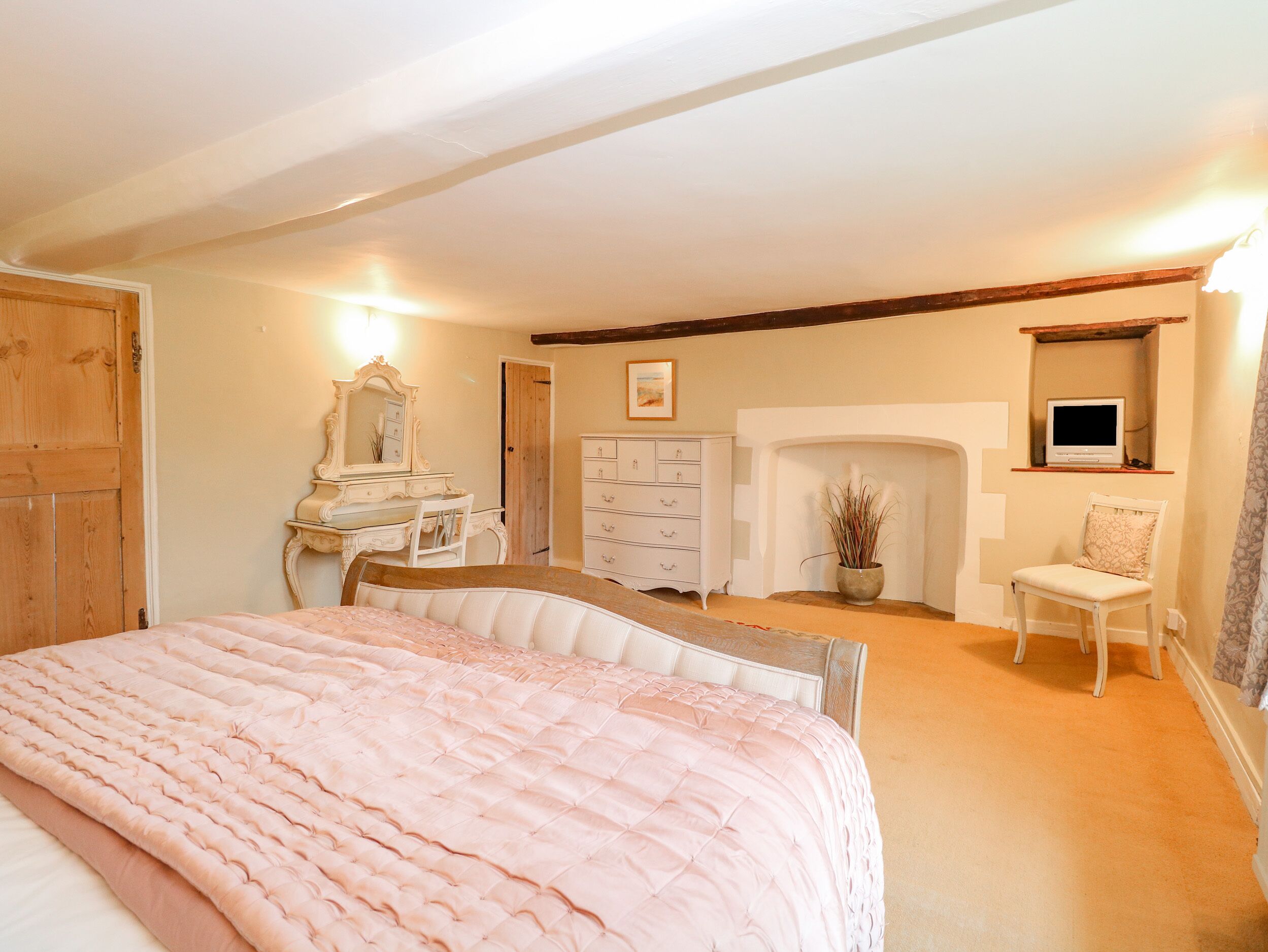 4 habitaciones, decoración personalizada y muebles diferentes 