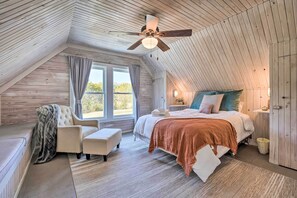 2 bedrooms, iron/ironing board, WiFi, bed sheets - Unique Loft Cabin: Fire Pit & Fishing Access! (Bells)