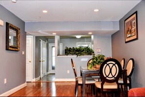 Dining - Cozy Townhouse near Baltimore Raven’s stadium, Horseshoe casino and Inner harbor (Baltimore)
