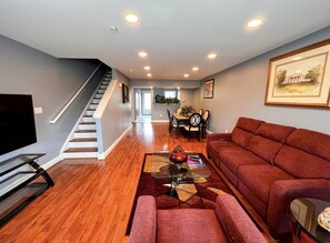 Living area - Cozy Townhouse near Baltimore Raven’s stadium, Horseshoe casino and Inner harbor (Baltimore)