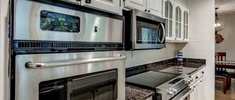 Geladeira, micro-ondas, fogão, cooktop