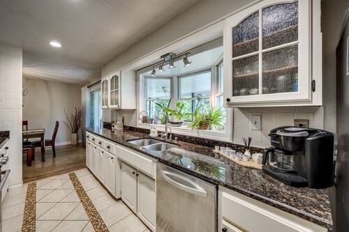 Peaceful Haven ~ 4 BR/3BA, 7 Beds/5 TVs ~ Pet friendly