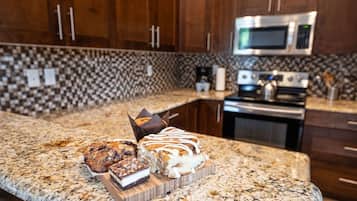 Apartment | Private kitchen | Coffee/tea maker, full-sized fridge, microwave, oven