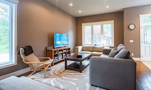 Apartamento | Área de estar | TV de tela plana 40 polegadas com canais a cabo, TV, lareira
