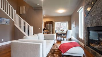 Apartment | Living area | 40-inch flat-screen TV with cable channels, TV, fireplace