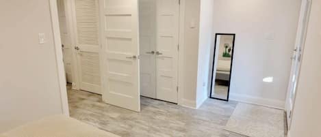 1 habitación, tabla de planchar con plancha, cuna de viaje y wifi