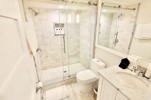 Douche, séchoir à cheveux, serviettes fournies