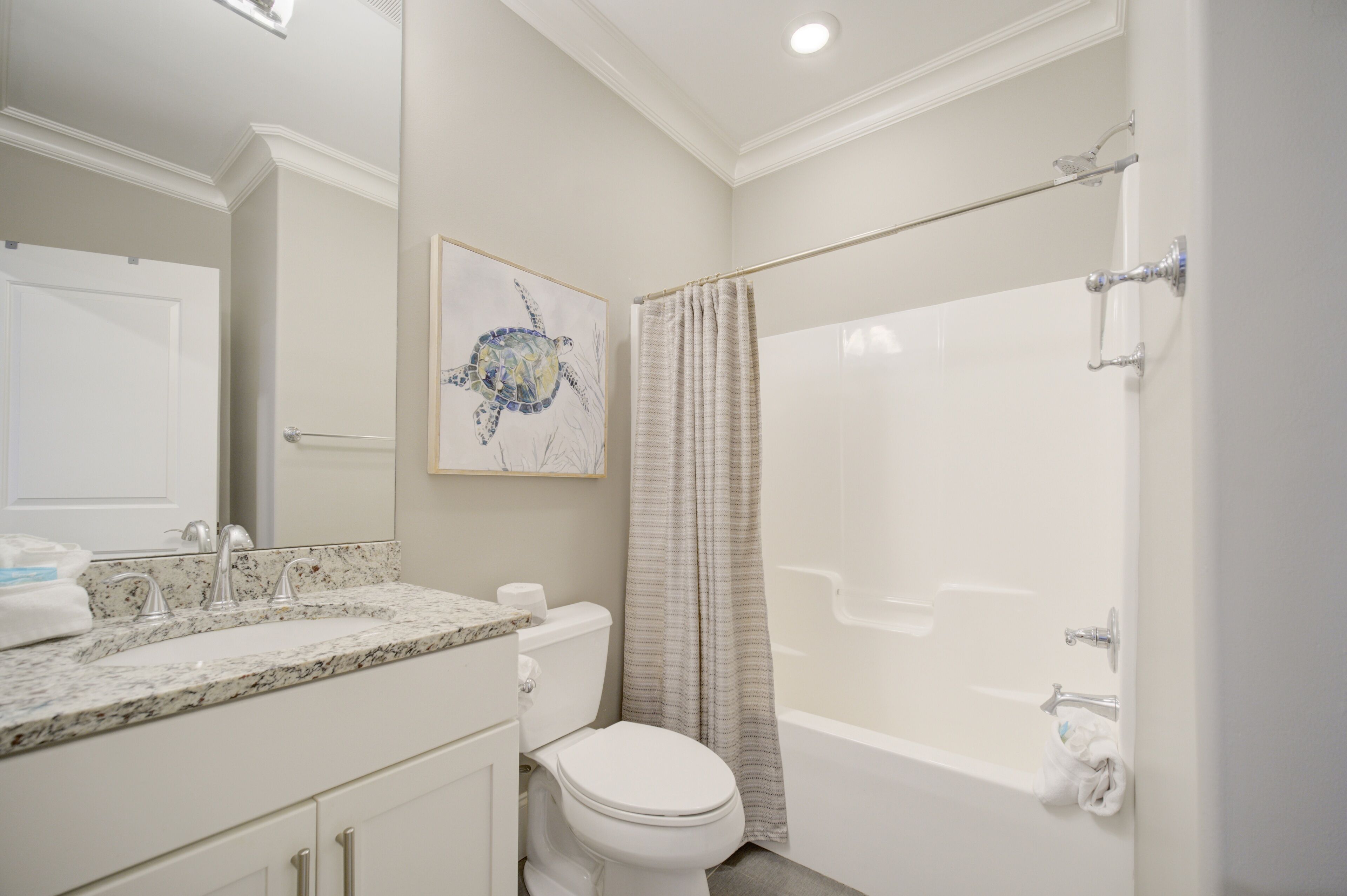 Une salle de bain avec des toilettes, un lavabo et une baignoire.