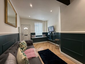 TV, offices - Charming 2 Bed Cottage in Windsor - By Tempstay (Windsor)