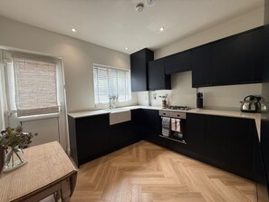 Fridge, microwave, oven, stovetop - Charming 2 Bed Cottage in Windsor - By Tempstay (Windsor)