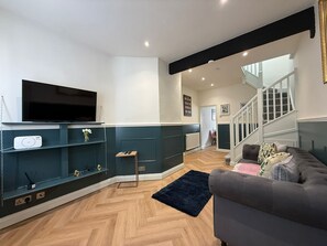 TV, offices - Charming 2 Bed Cottage in Windsor - By Tempstay (Windsor)