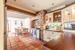 Kylskåp, mikrovågsugn, ugn och spishäll