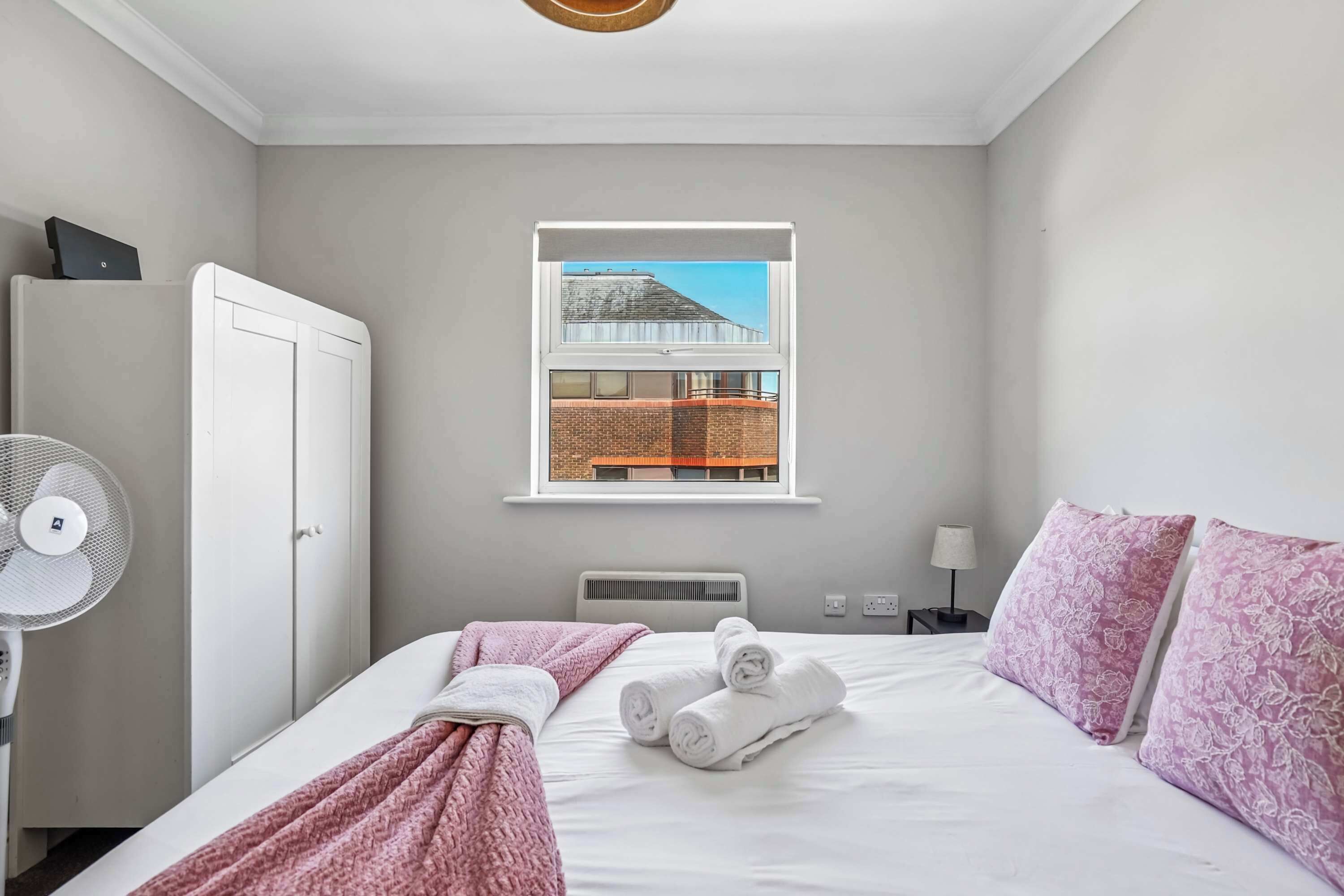 1 dormitorio, escritorio, tabla de planchar con plancha y wifi