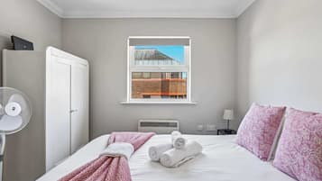 1 dormitorio, escritorio, tabla de planchar con plancha y wifi