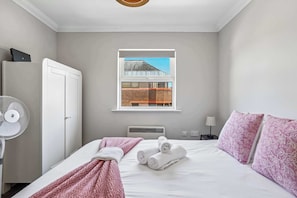 1 chambre, bureau, fer et planche à repasser, Wi-Fi