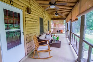 Terrace/patio - Log Cabin | Guadalupe River | Kayaks | Ping Pong (Seguin)