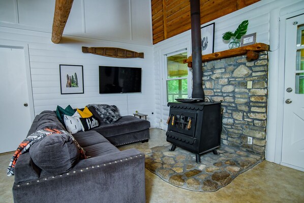 Smart TV - Log Cabin | Guadalupe River | Kayaks | Ping Pong (Seguin)