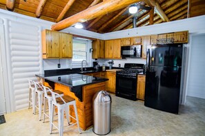 Fridge, microwave, oven, stovetop - Log Cabin | Guadalupe River | Kayaks | Ping Pong (Seguin)