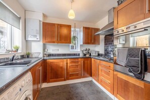 Fridge, microwave, oven, stovetop - COSY HOME NEAR DORNEY, WINDSOR & Free Parking (Maidenhead)