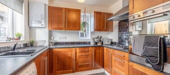 COSY HOME NEAR DORNEY, WINDSOR & Free Parking